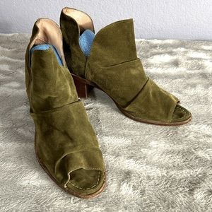 Sundance sienna suede open toe booties, size 40